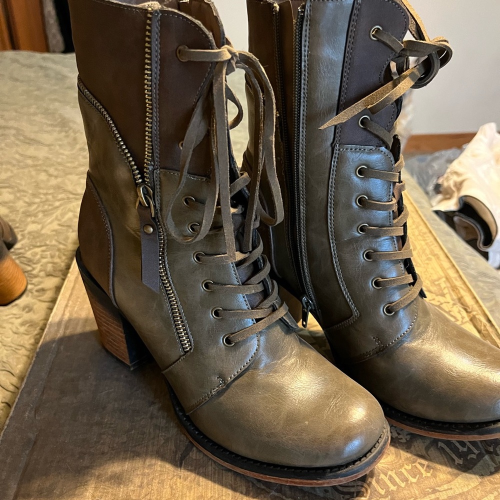 Pierre Dumas olive green and brown booties size 9
